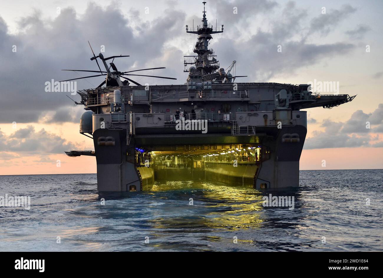 Das Brunnendeck des amphibischen Angriffsschiffs USS Iwo Jima im Atlantik. Stockfoto