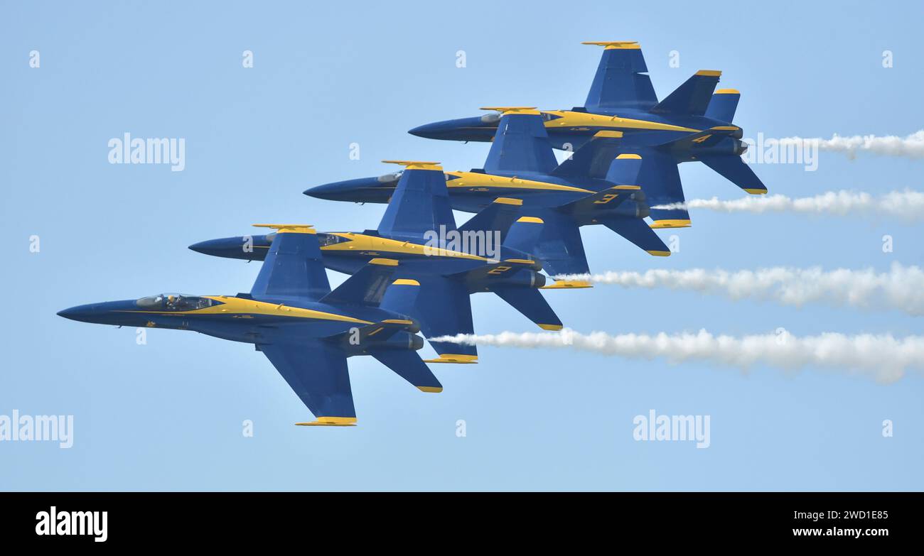 Die Blue Angels der US Navy führen das linke Echelon-Parade-Manöver durch. Stockfoto