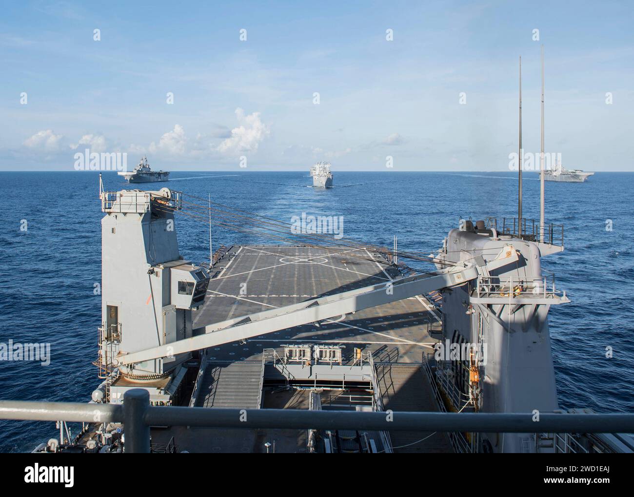 USS Oak Hill, USNS William McLean, USS Kearsarge und USS Wasp durchqueren das Karibische Meer. Stockfoto