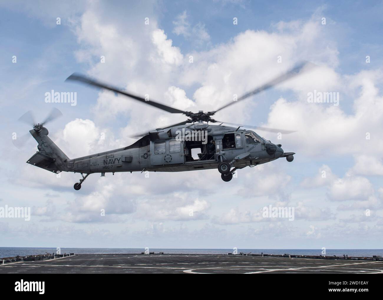 Ein MH-60S Sea Hawk Hubschrauber startet vom Flugdeck der USS Oak Hill Stockfoto