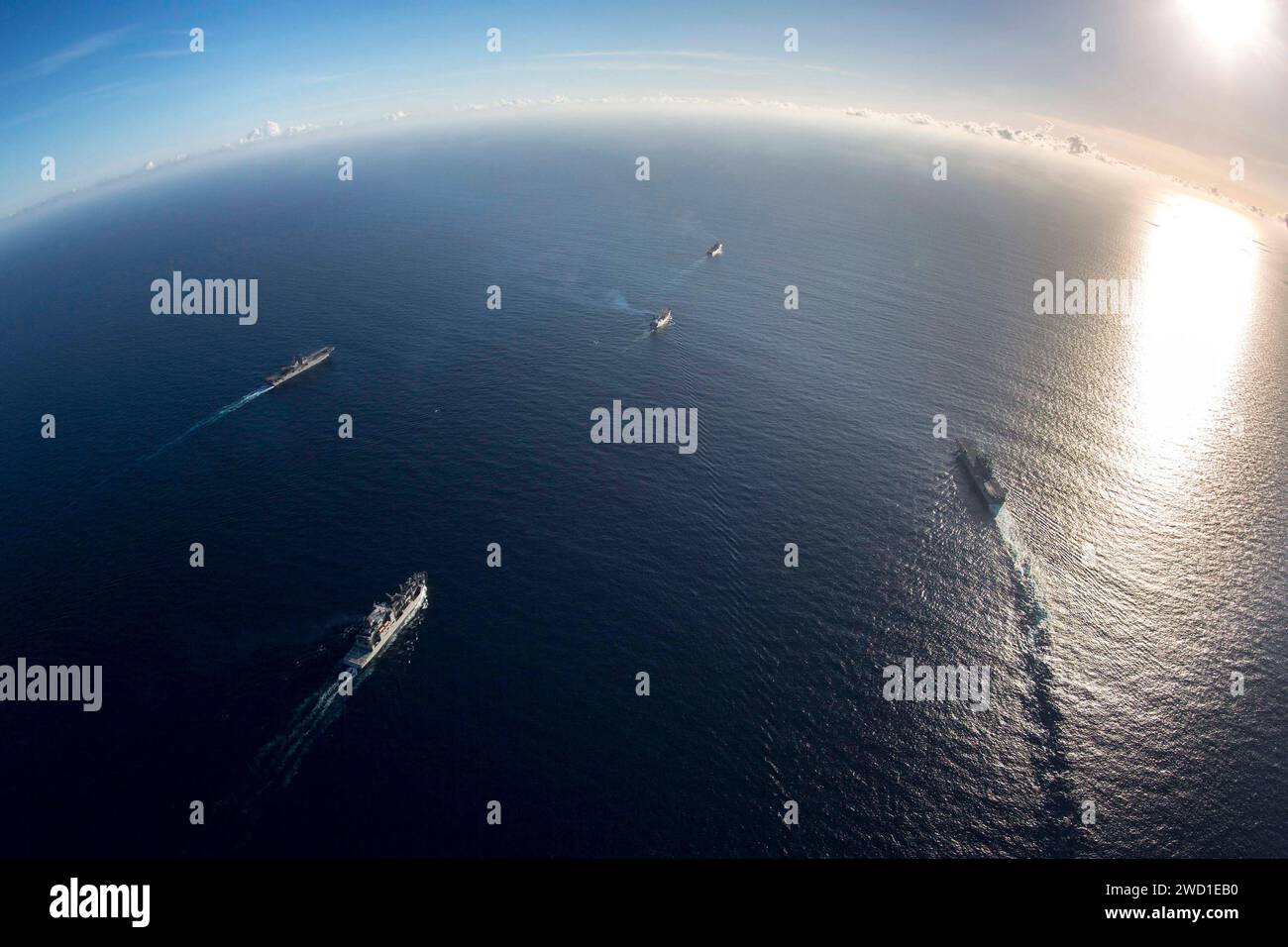 Die Flotte militärischer Kriegsschiffe durchquert das Karibische Meer. Stockfoto