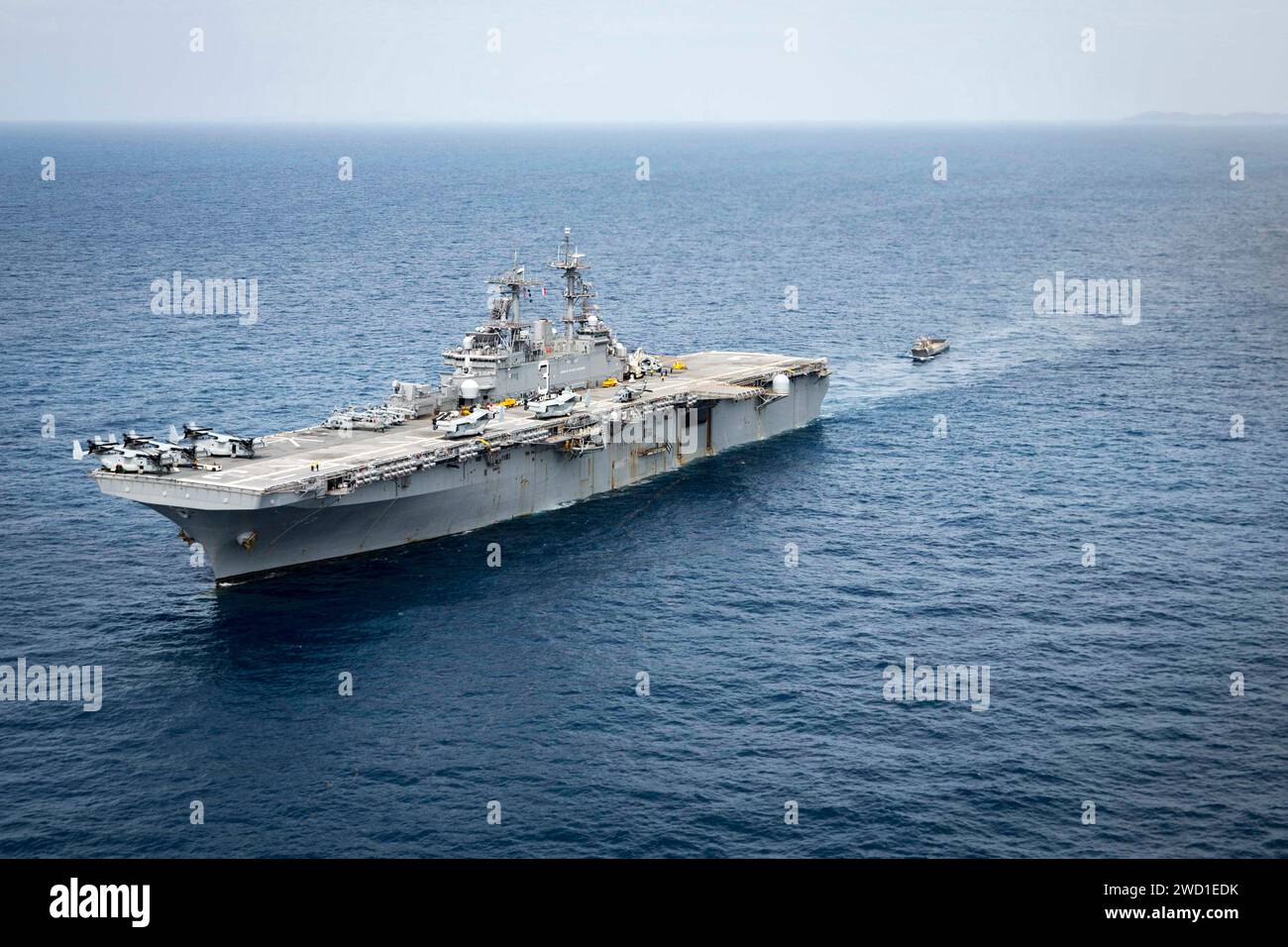 Ein Landungsschiff betritt das Brunnendeck des amphibischen Angriffsschiffs USS Kearsarge. Stockfoto