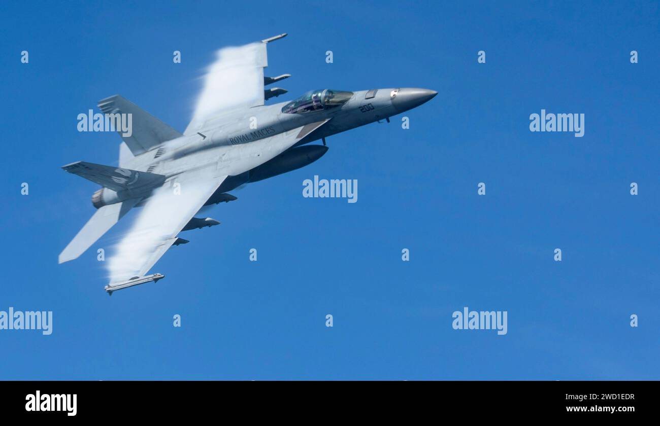 Eine F/A-18E Super Hornet führt einen schnellen Flug durch. Stockfoto