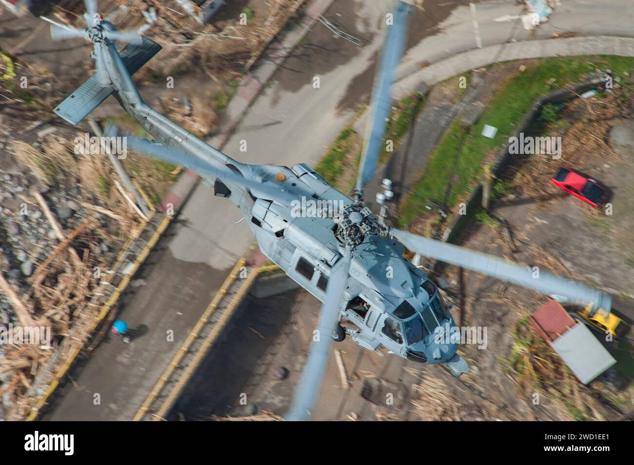 Ein MH-60S Sea Hawk Hubschrauber fliegt über die Insel Dominica. Stockfoto