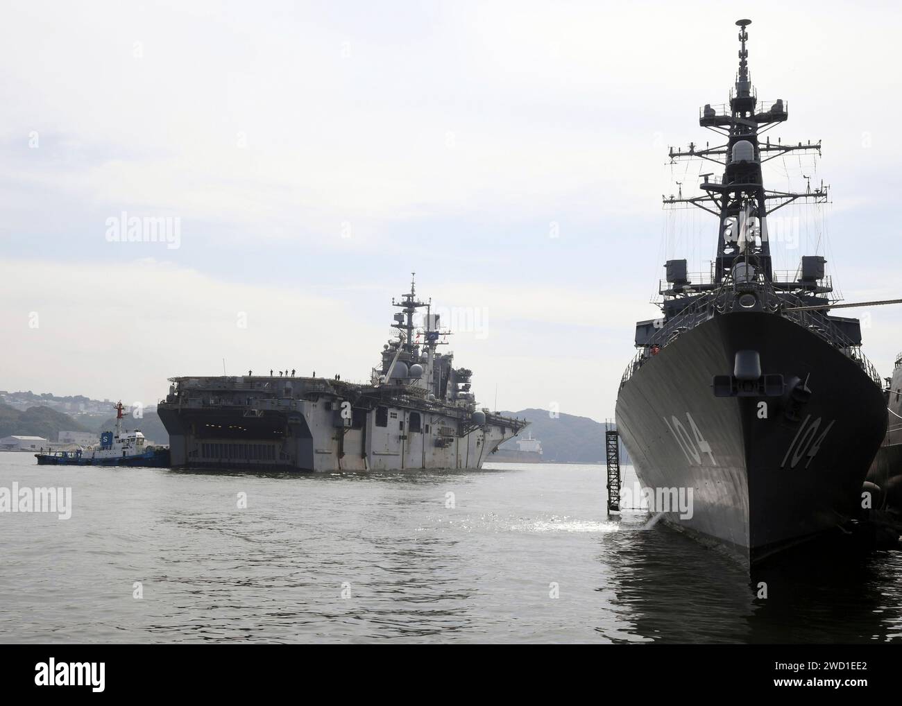 Die USS Bonhomme Richard bereitet sich darauf vor, den Zerstörer JS Kirisame zu passieren. Stockfoto