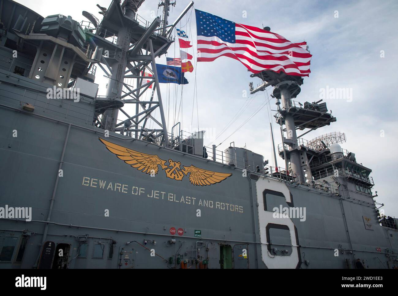 Das amphibische Angriffsschiff USS Bonhomme Richard (LHD 6) fliegt die Fähnrich und die Schlachtflagge. Stockfoto