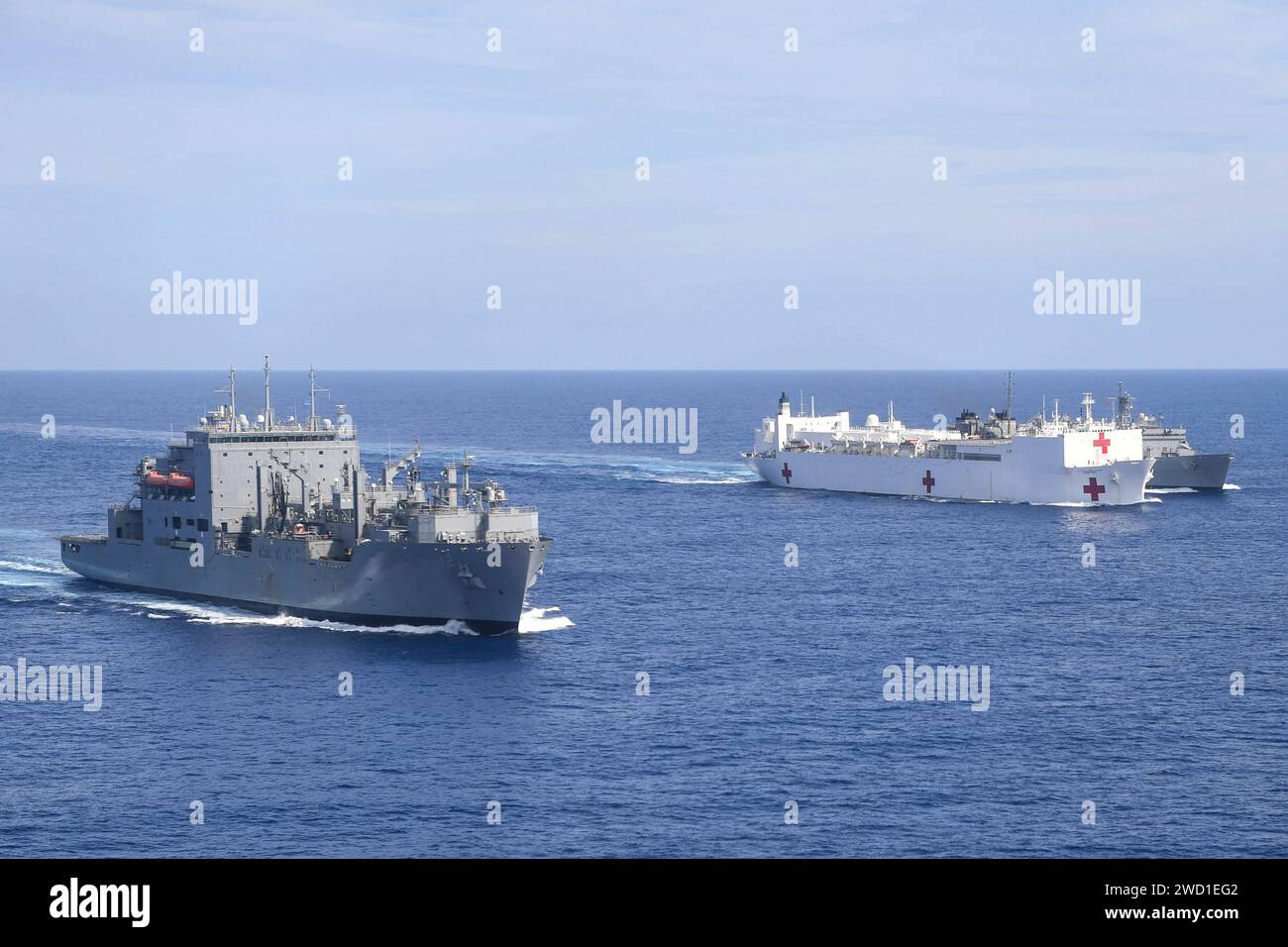 USNS Comfort führt eine Auffüllung auf See mit USNS William McLean und USNS Supply durch. Stockfoto