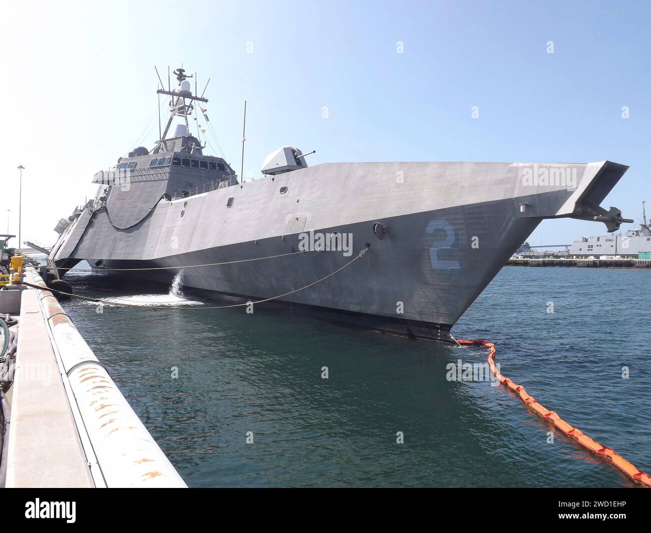 Das Küstenschiff USS Independence ist pierside auf der Marinebasis San Diego, Kalifornien. Stockfoto