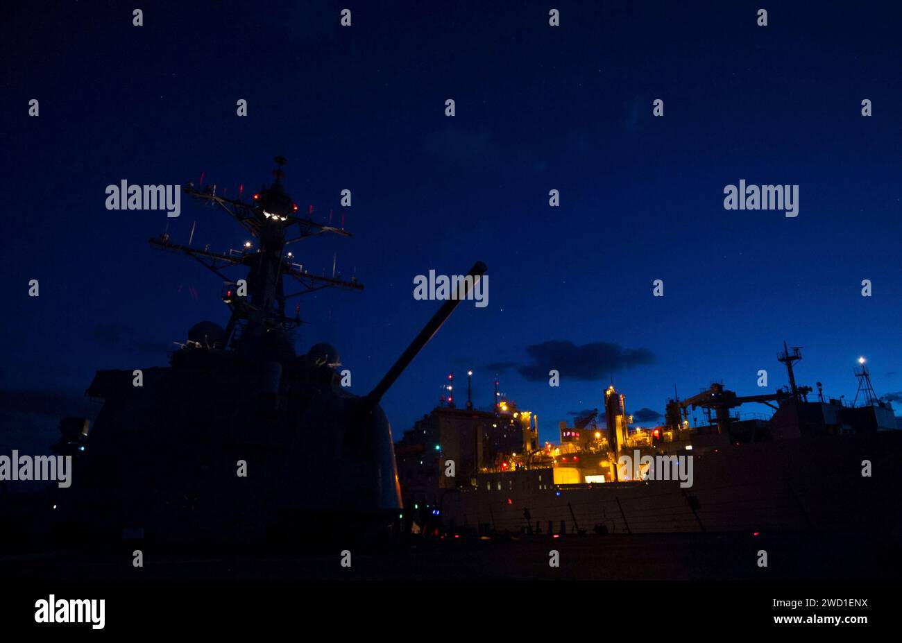 Die USS Stethem führt eine Auffüllung auf See mit der USNS Wally Schirra durch. Stockfoto