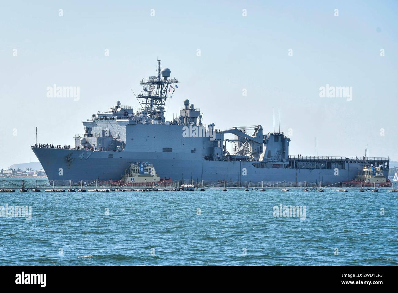 Das Amphibienschiff USS Rushmore nähert sich dem Pier an der Naval Base San Diego, Kalifornien. Stockfoto