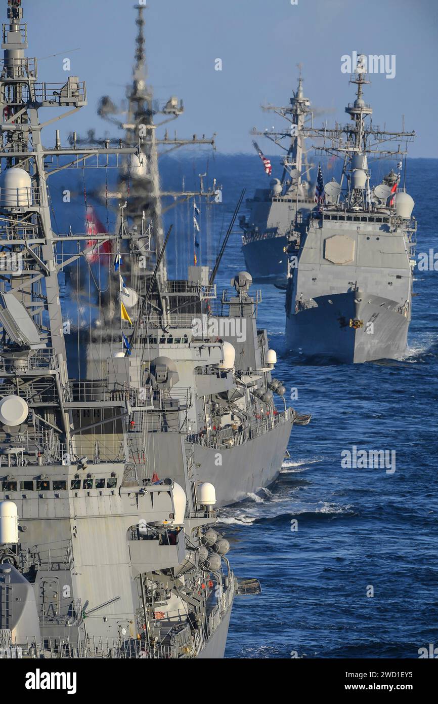 Die japanischen Navy-Zerstörer JS Makinami und JS Inazuma durchqueren den Pazifik mit der USS Bunker Hill und der USS Preble. Stockfoto