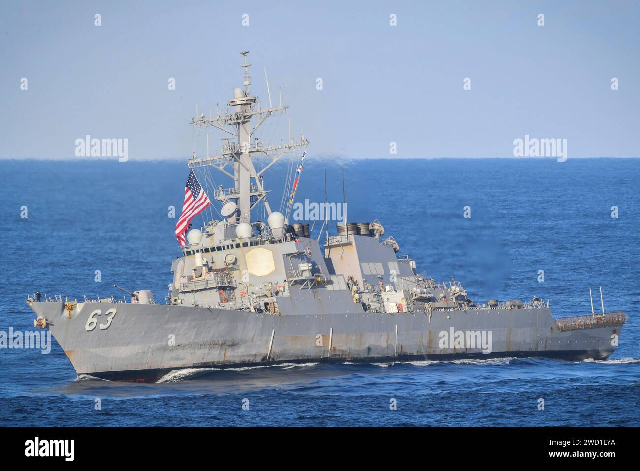 Der Raketenzerstörer USS Stethem durchquert den westlichen Pazifik. Stockfoto