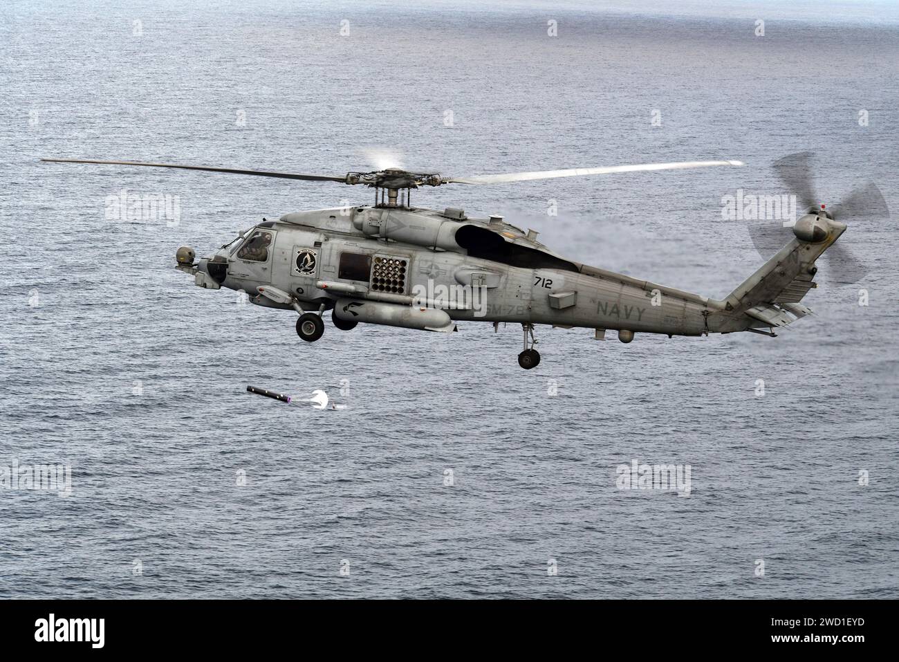Ein MH-60R Sea Hawk Helikopter startet eine Sonoboy während des Anti-U-Boot-Kampftrainings. Stockfoto