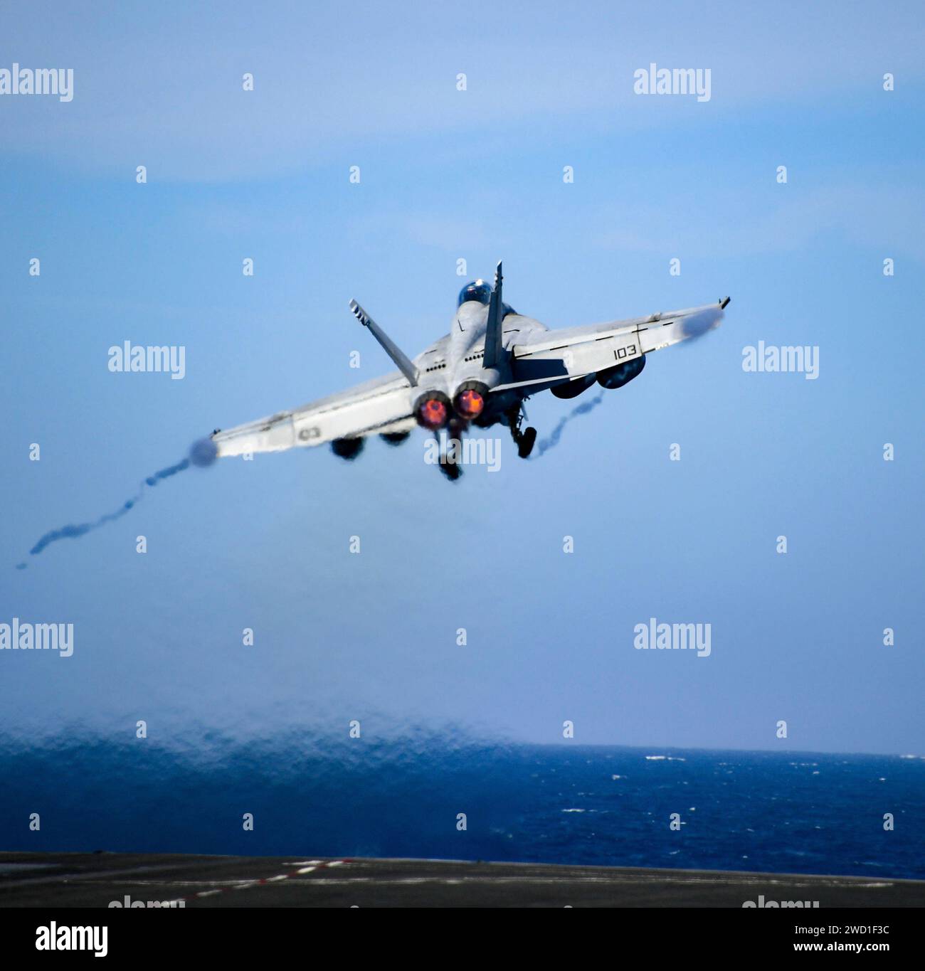 Eine F/A-18F Super Hornet startet vom Flugdeck der USS Carl Vinson. Stockfoto