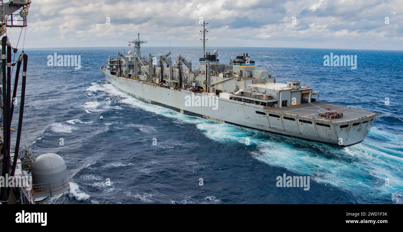 USNS Supply fährt neben dem amphibischen Angriffsschiff USS Iwo Jima, um auf See wieder aufzufüllen. Stockfoto