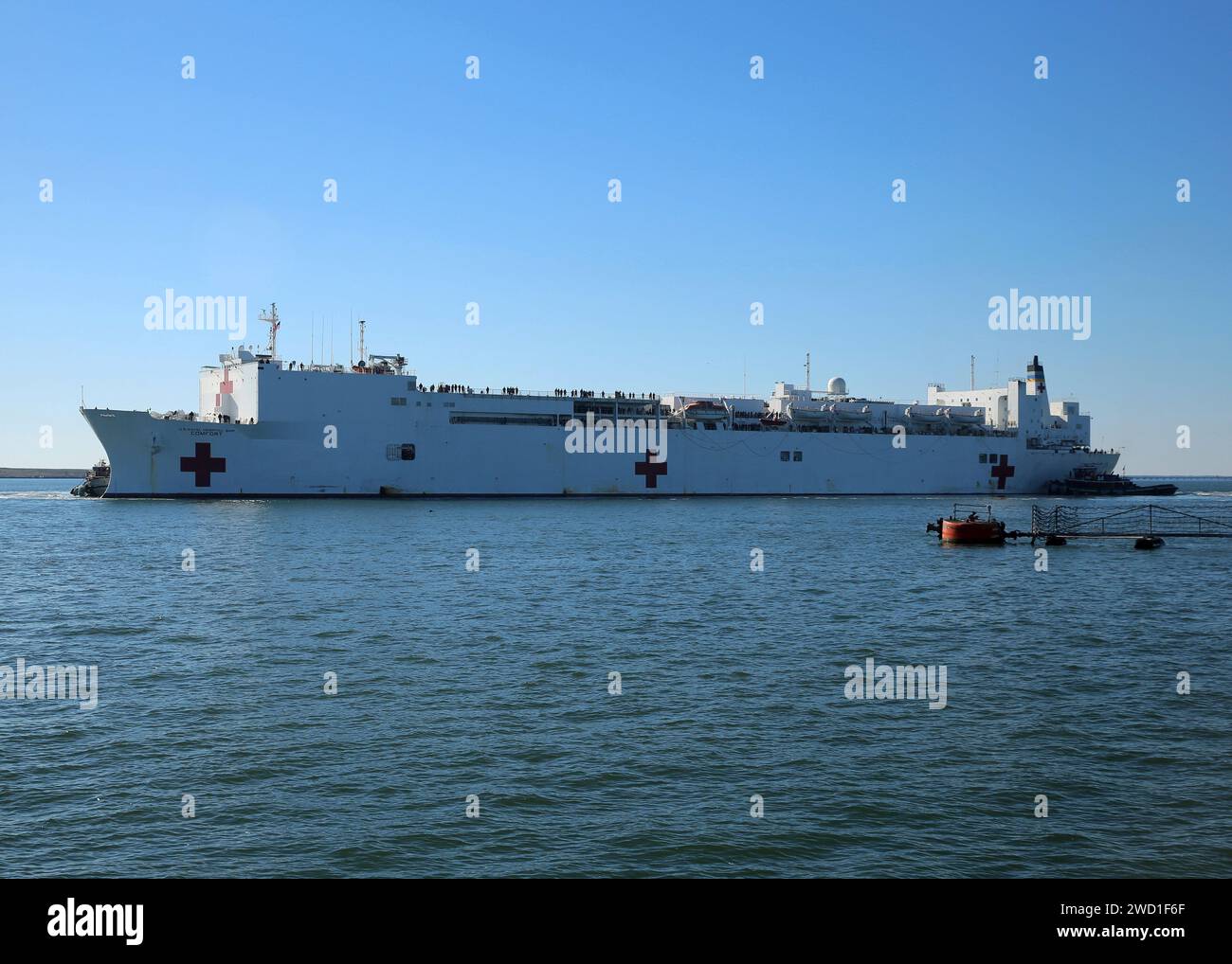 Das Krankenhauschiff USNS Comfort des militärischen Sealift Command fährt in die Marinestation Norfolk, Virginia. Stockfoto