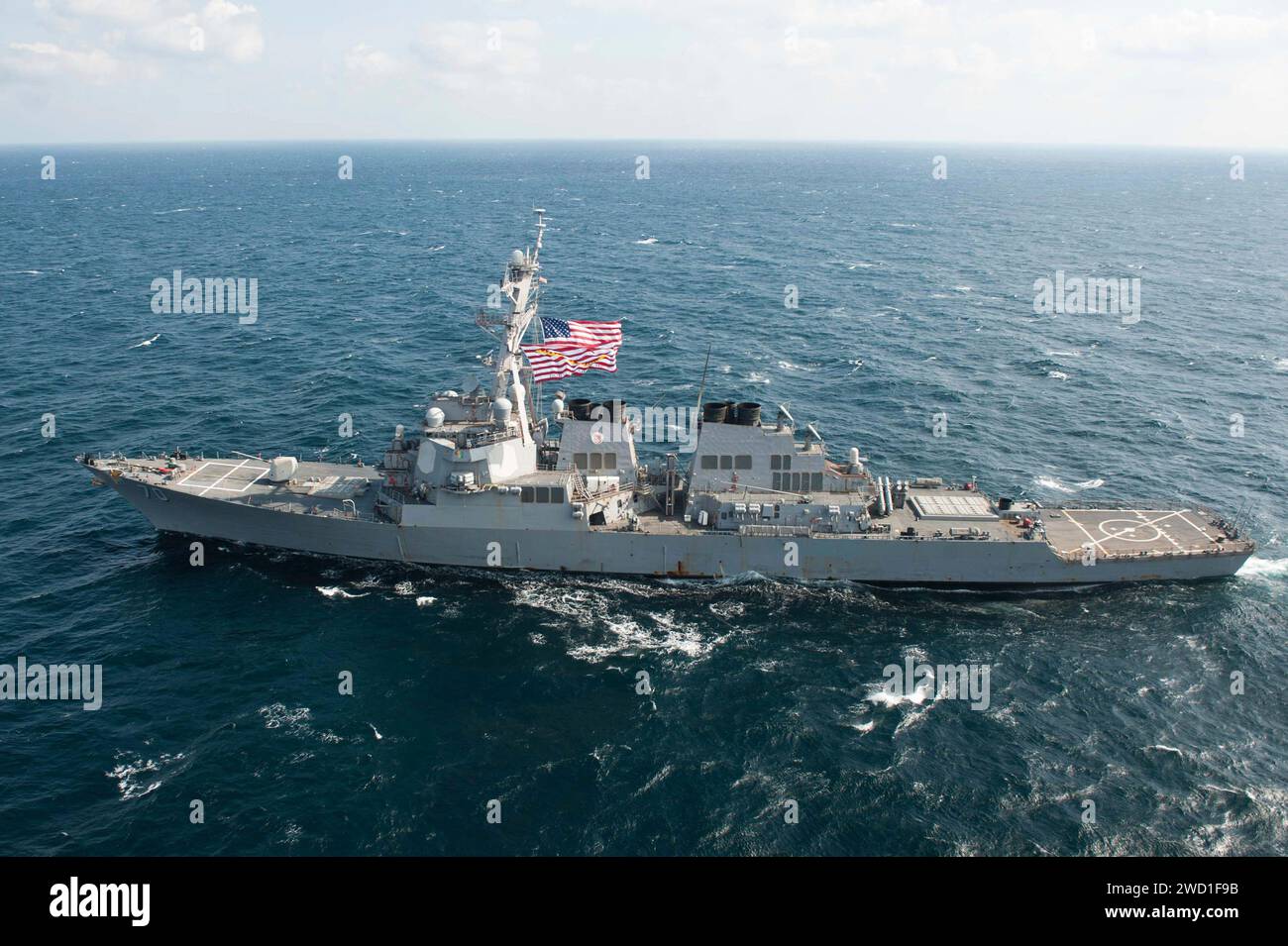 Die USS Hopper dampft in Formation, während sie an einer Fotoübung am Arabischen Golf teilnimmt. Stockfoto