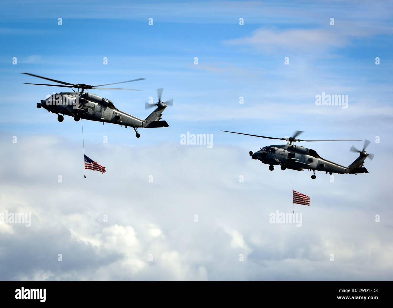 Ein MH-60S Sea Hawk und ein MH-60R Sea Hawk während einer Flugvorführung. Stockfoto