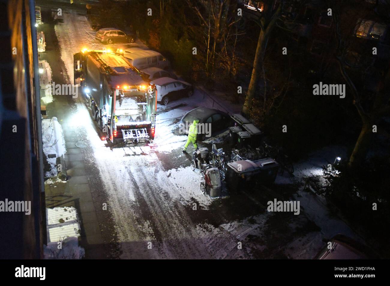 Kastrup/Copenhgen/ Dänemark /18. Januar 2024/.Müllauffangfahrzeug in Betrieb bei Schnee zur Abfallsammlung in Kastrup. (Photo.Francis Joseph Dean/Dean Pictures) Stockfoto