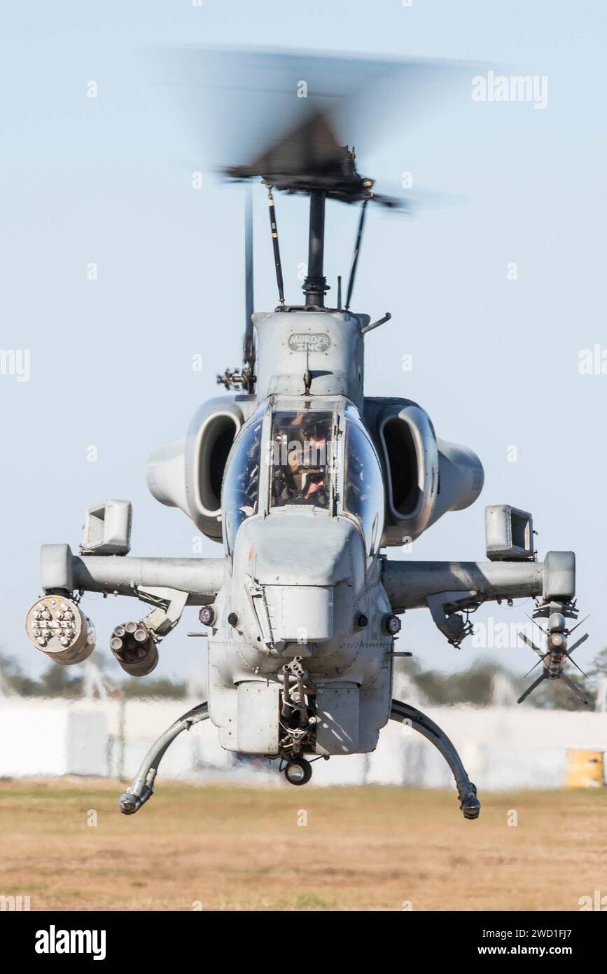 Ein US Marine Corps AH-1W Super Cobra startet. Stockfoto