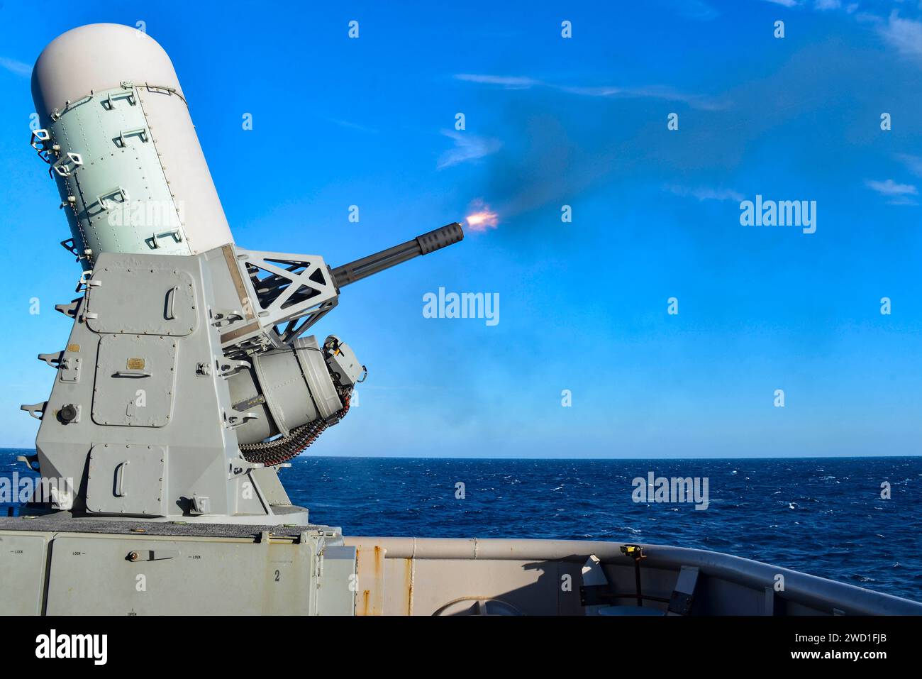 Das Achterbahnwaffensystem feuert von der Hafenseite der USS Iwo Jima ab. Stockfoto