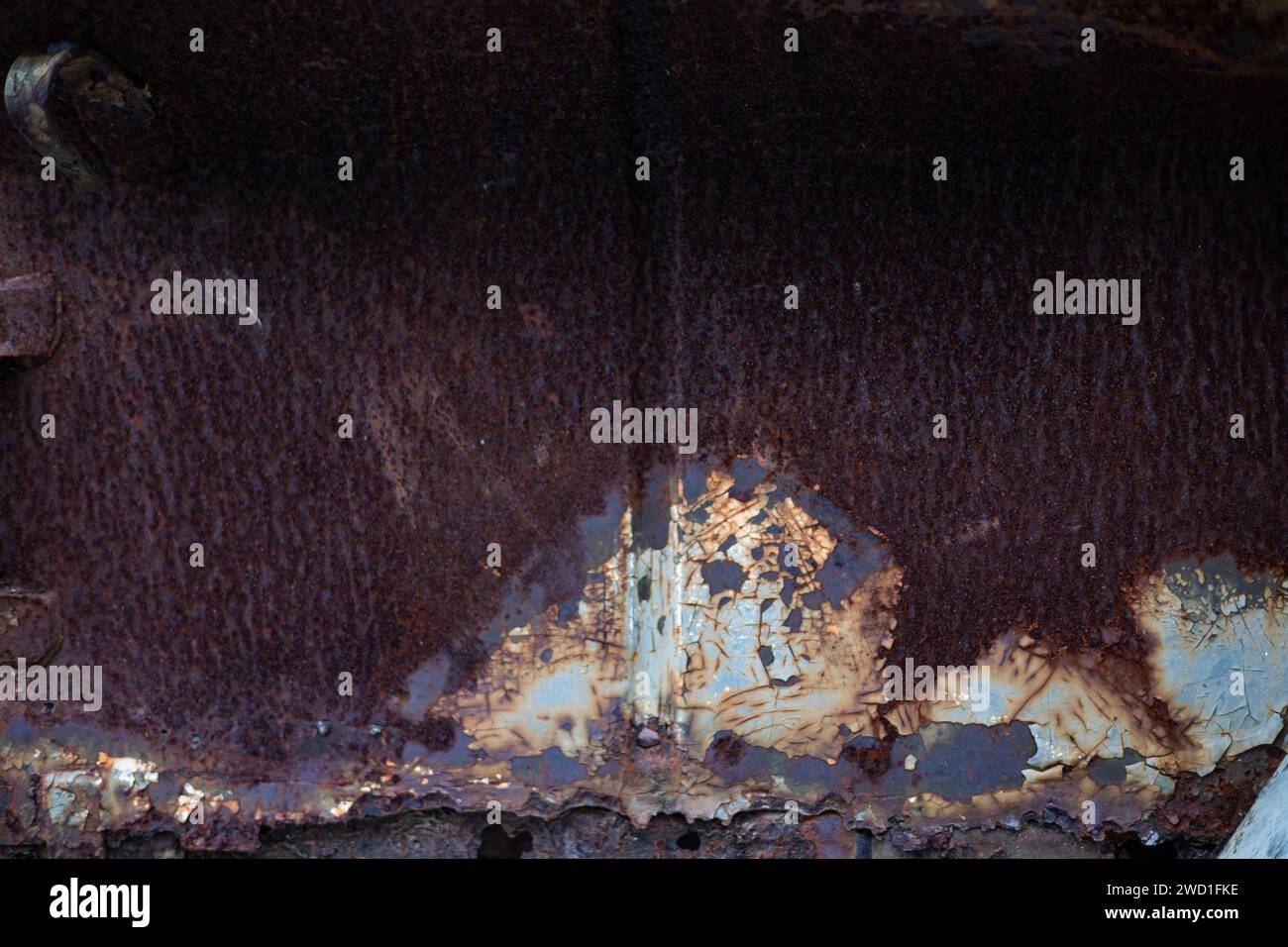 Das Zink ist blau lackiert und in altem, rostigem Zustand. Brauner Rost frisst an der Stahlplatte ab, bis er verfällt. Eisenrost Frisst Bei Stahlplatten Ab. Stockfoto