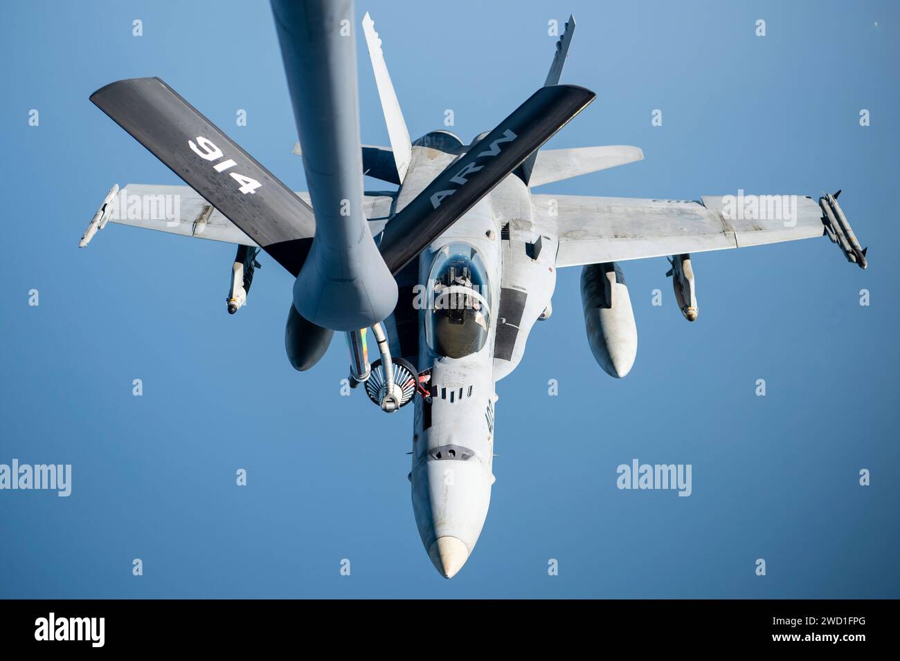 Eine F/A-18C Hornet des U.S. Marine Corps erhält während einer Mission Kraftstoff. Stockfoto