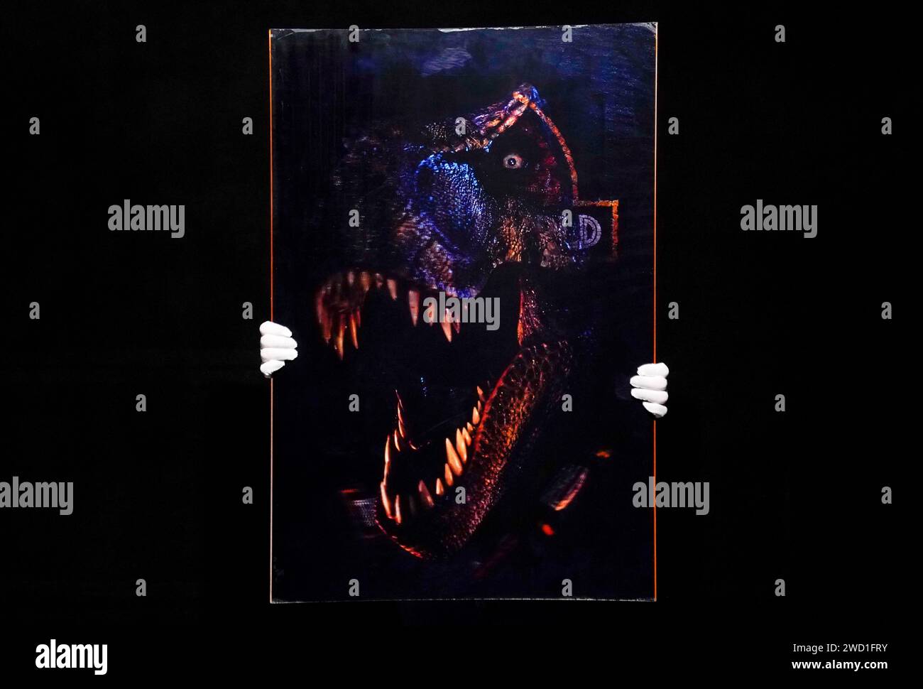 Ein Mitarbeiter von Propstore hält ein 3D-Lenticular für den 1997 Film „The Lost World: Jurassic Park“ (geschätzte £ 600–£ 1.200) im Rahmen einer Vorschau für Propstores UK-Poster-Auktion im Propstore in Rickmansworth, Hertfordshire. Bilddatum: Mittwoch, 17. Januar 2024. Stockfoto