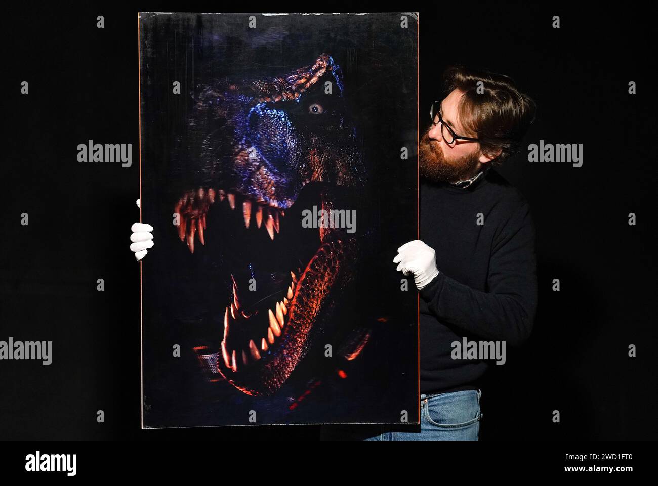 Ein Mitarbeiter von Propstore sieht sich ein 3D-Lenticular für den 1997 erschienenen Film The Lost World: Jurassic Park (geschätzte £600 - £1.200) während einer Vorschau für Propstores UK-Poster-Auktion im Propstore in Rickmansworth, Hertfordshire an. Bilddatum: Mittwoch, 17. Januar 2024. Stockfoto