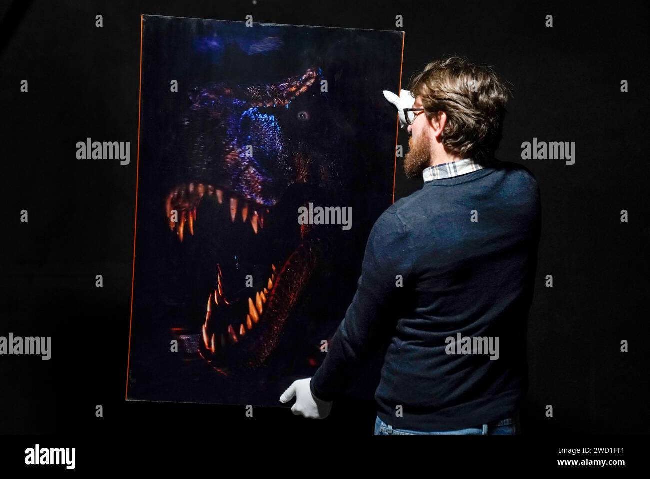 Ein Mitarbeiter von Propstore sieht sich ein 3D-Lenticular für den 1997 erschienenen Film The Lost World: Jurassic Park (geschätzte £600 - £1.200) während einer Vorschau für Propstores UK-Poster-Auktion im Propstore in Rickmansworth, Hertfordshire an. Bilddatum: Mittwoch, 17. Januar 2024. Stockfoto