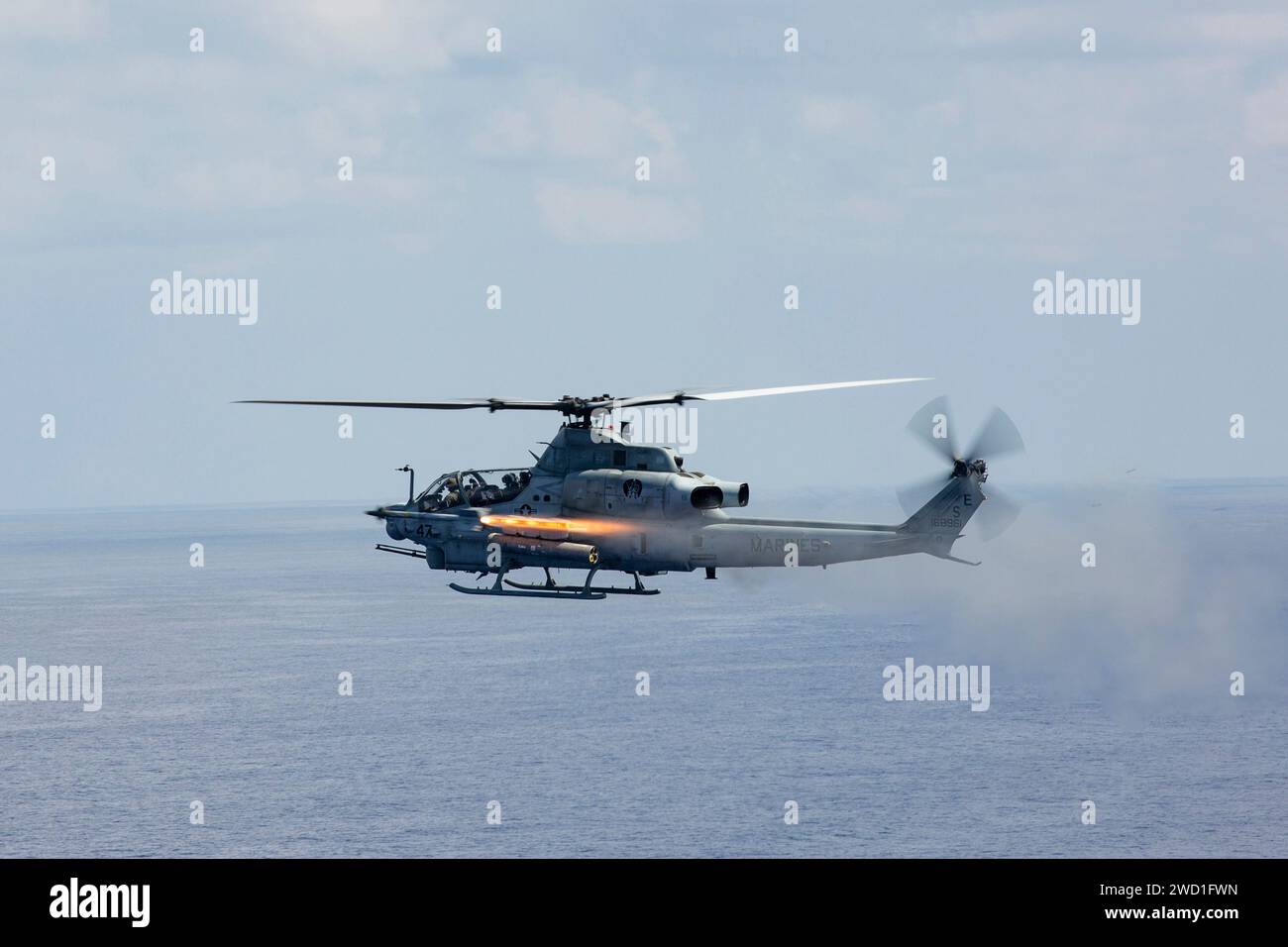 Ein AH-1Z Viper-Hubschrauber des U.S. Marine Corps feuert eine AIM-9-Sidewinder-Rakete ab. Stockfoto