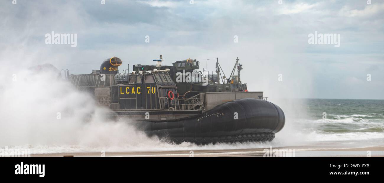 Landing Craft Air Cushion führt amphibisches Training am Onslow Beach durch. Stockfoto