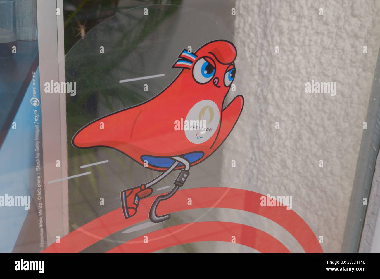 Paris , Frankreich - 01 14 2024 : Paris 2024 Aufkleber Athleten Olympische und Paralympische Spiele Maskottchen kleine Phrygische Mützen Stockfoto