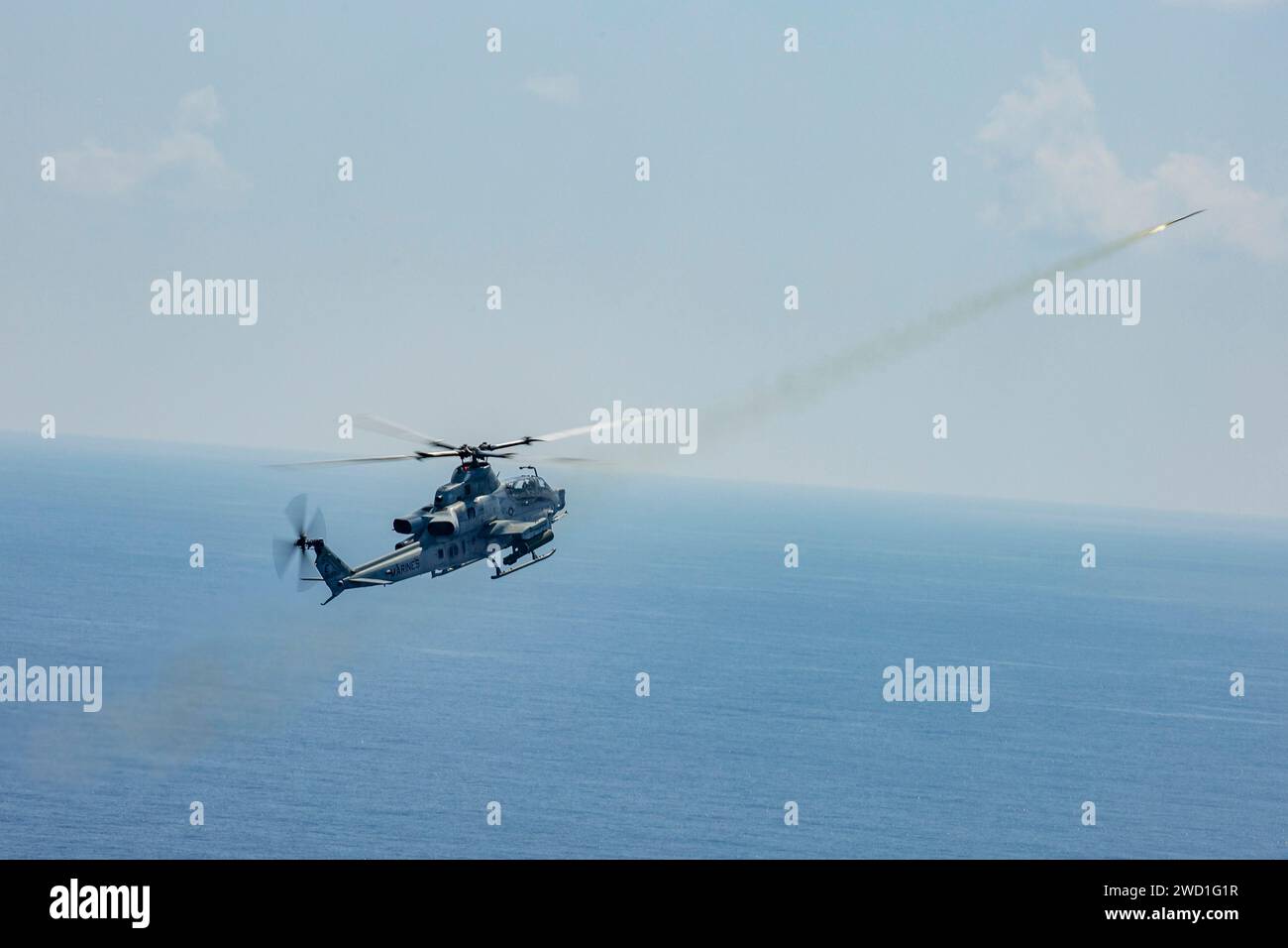 Ein AH-1Z Viper-Hubschrauber des U.S. Marine Corps feuert während eines Live-Fire-Trainings eine Trainingsfackel ab. Stockfoto