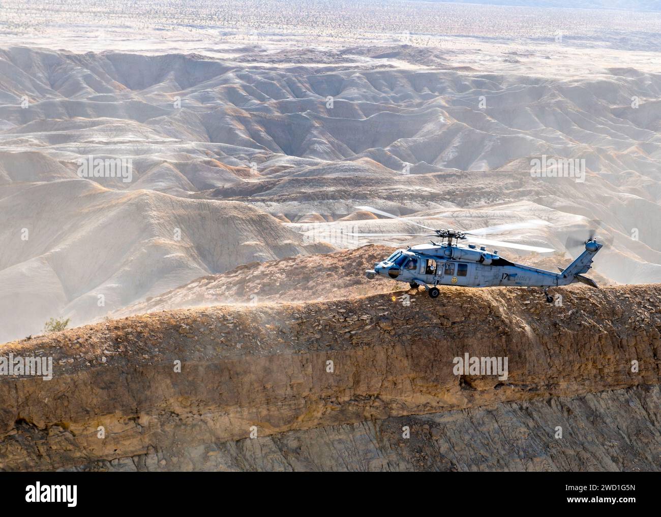 Ein MH-60S Sea Hawk Helikopter begibt sich auf taktische Landungen im Geländeflug in Kalifornien. Stockfoto