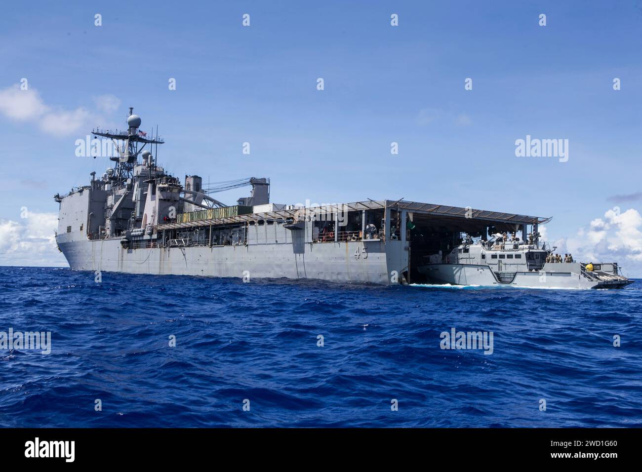 Das Patrouillenboot Mk VI 1206 bereitet sich auf das Amphibienschiff USS Comstock vor. Stockfoto