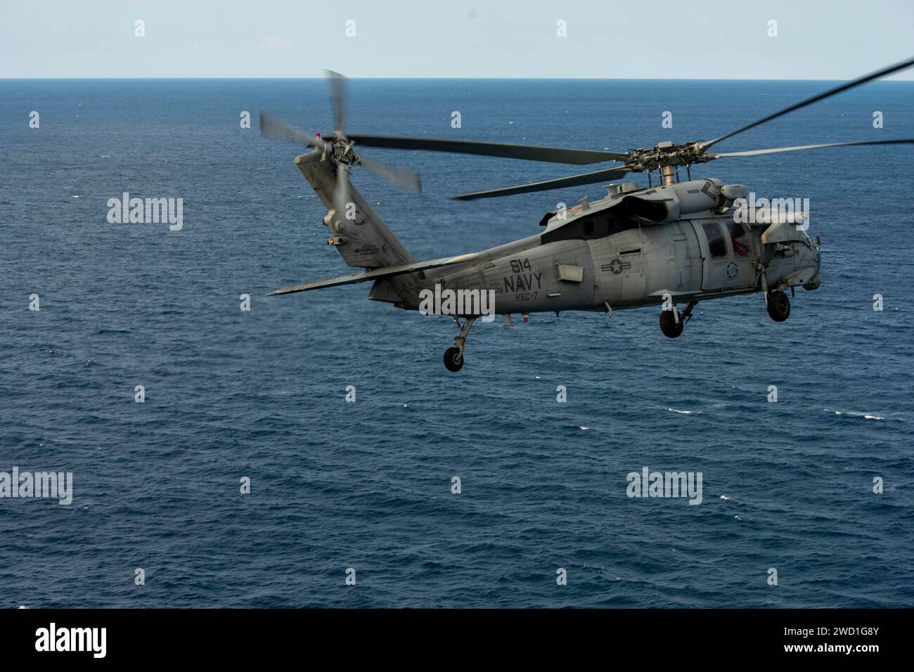 Ein MH-60S Sea Hawk fliegt über den Atlantik. Stockfoto