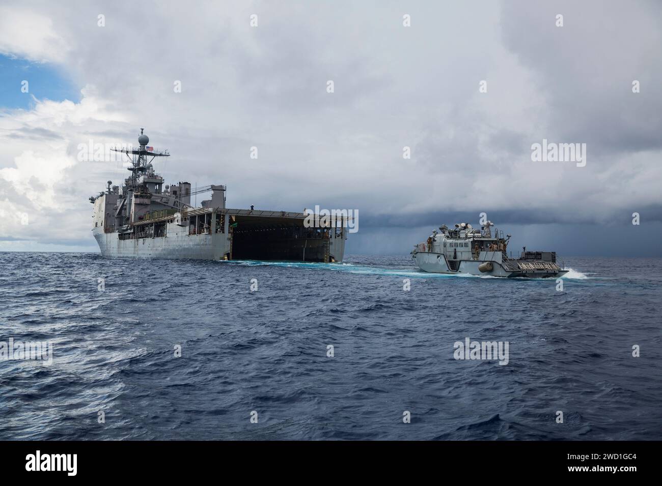 Ein Patrouillenboot der Mk VI geht von Bord des Amphibienschiffes USS Comstock. Stockfoto