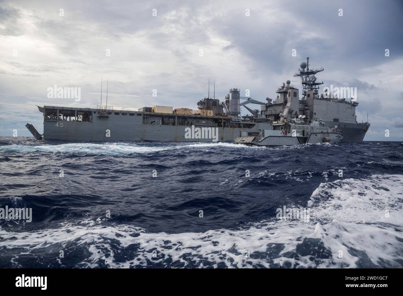 Eine Mk VI Patrouillenbootstation neben dem Amphibienschiff USS Comstock. Stockfoto