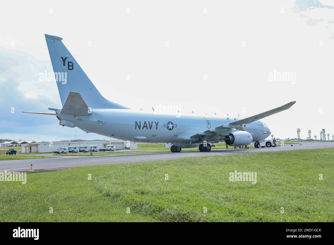 Ein P-8 Poseidon-Flugzeug der US Navy steht bereit, betankt zu werden. Stockfoto