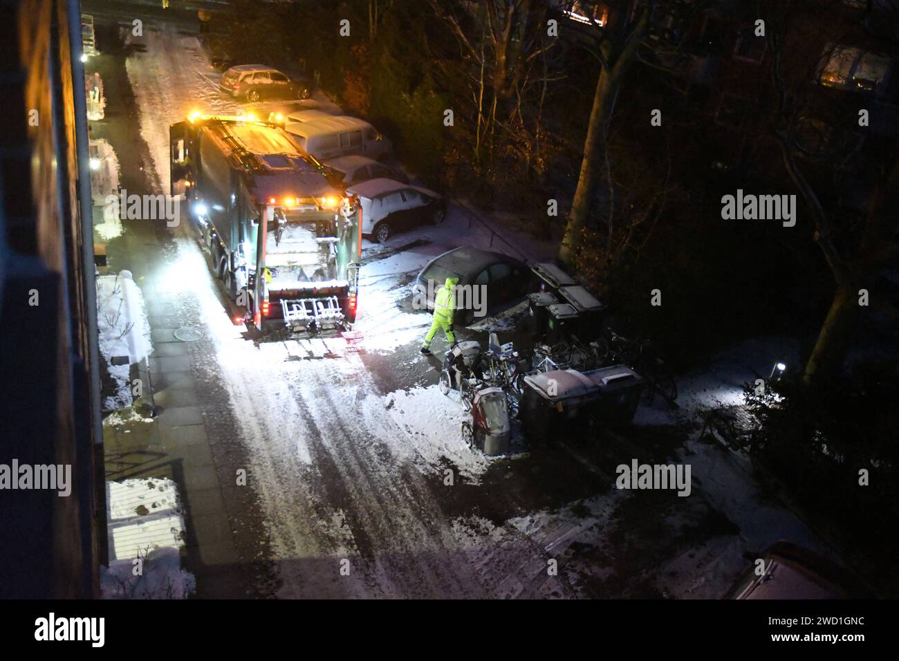 Kastrup/Copenhgen/ Dänemark /18. Januar 2024/.Müllauffangfahrzeug in Betrieb bei Schnee zur Abfallsammlung in Kastrup. Photo.Francis Joseph Dean/Dean Pictures Stockfoto