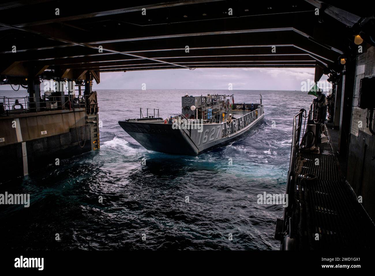 Landing Craft Utility Boat geht an Bord des Amphibienlagers USS Comstock. Stockfoto