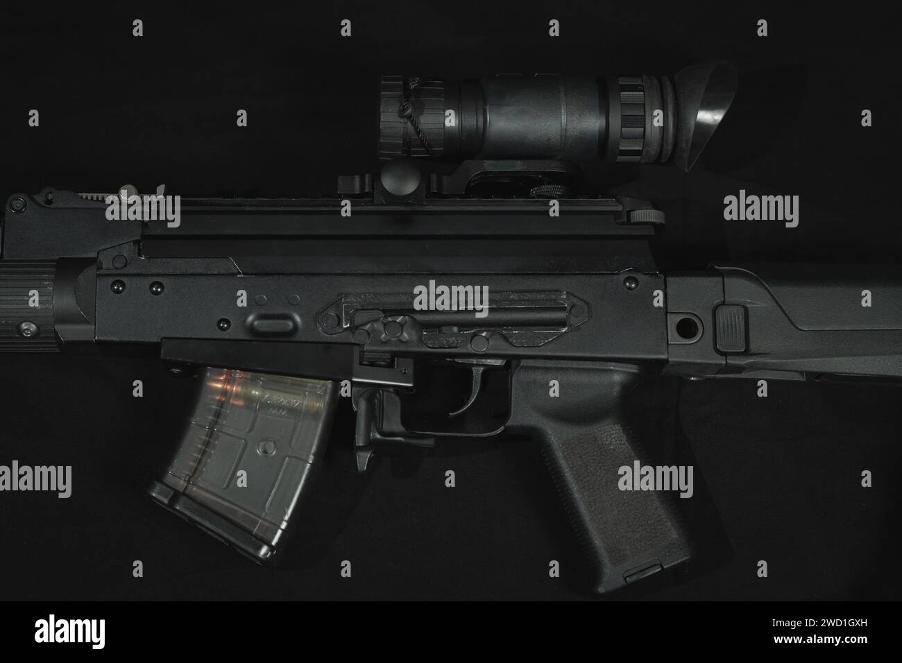 AKM Sturmgewehr mit Nachtsichtgerät, Nahaufnahme Foto. Hochwertige Fotos Stockfoto