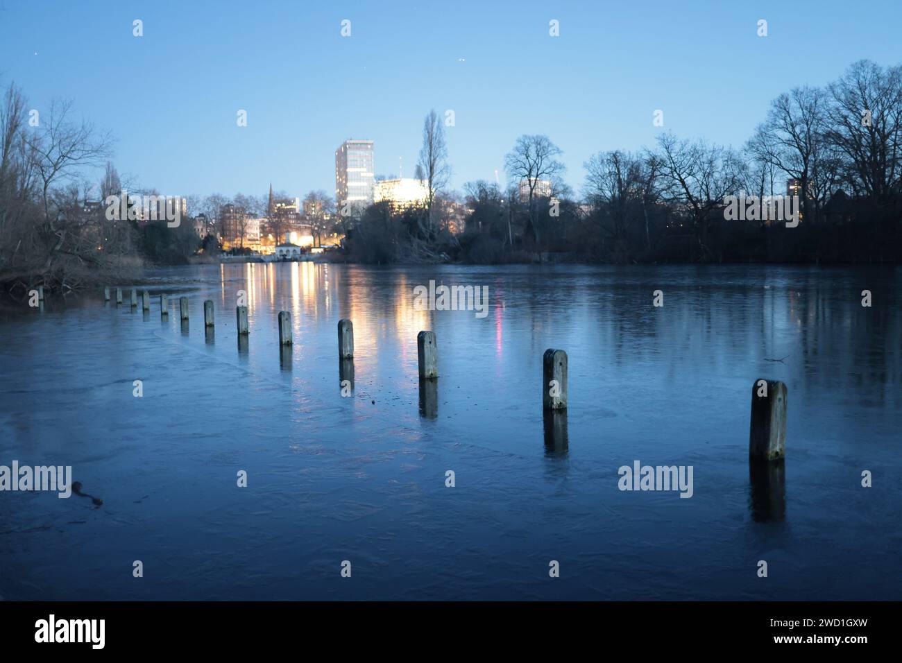 London, Großbritannien. Januar 2024. Der Serpentine Lake im Hyde Park im Zentrum von London ist gefroren, als die Temperaturen in der Hauptstadt für eine weitere Nacht unter Null fallen. Gelbe und gelbe Wetterwarnungen für Schnee und Eis wurden vom Met Office für große Teile Großbritanniens ausgegeben. Foto: Ben Cawthra/SIPA USA Credit: SIPA USA/Alamy Live News Stockfoto