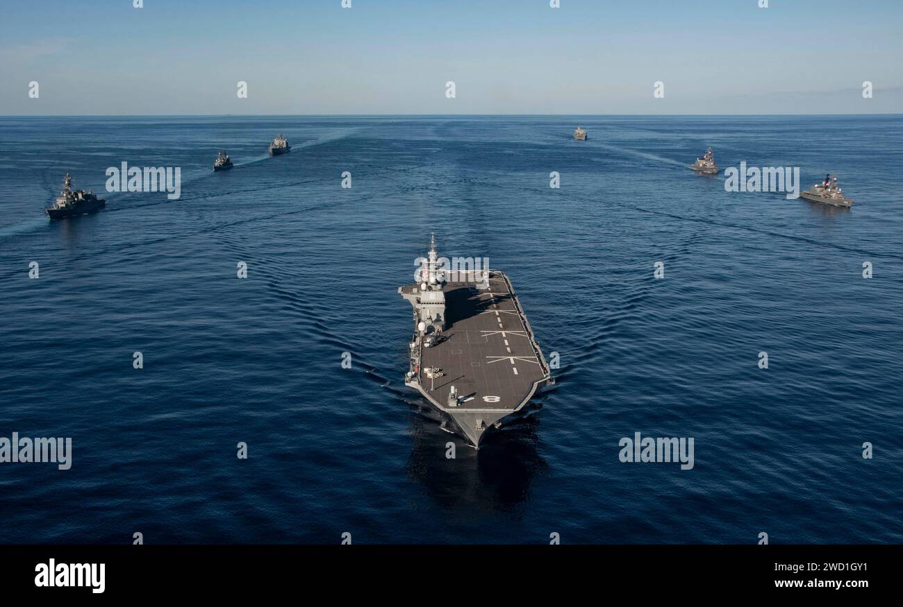 Schiffe der US Navy, der japanischen Marine und der Royal Canadian Navy in Bildung in der Philippinischen See. Stockfoto
