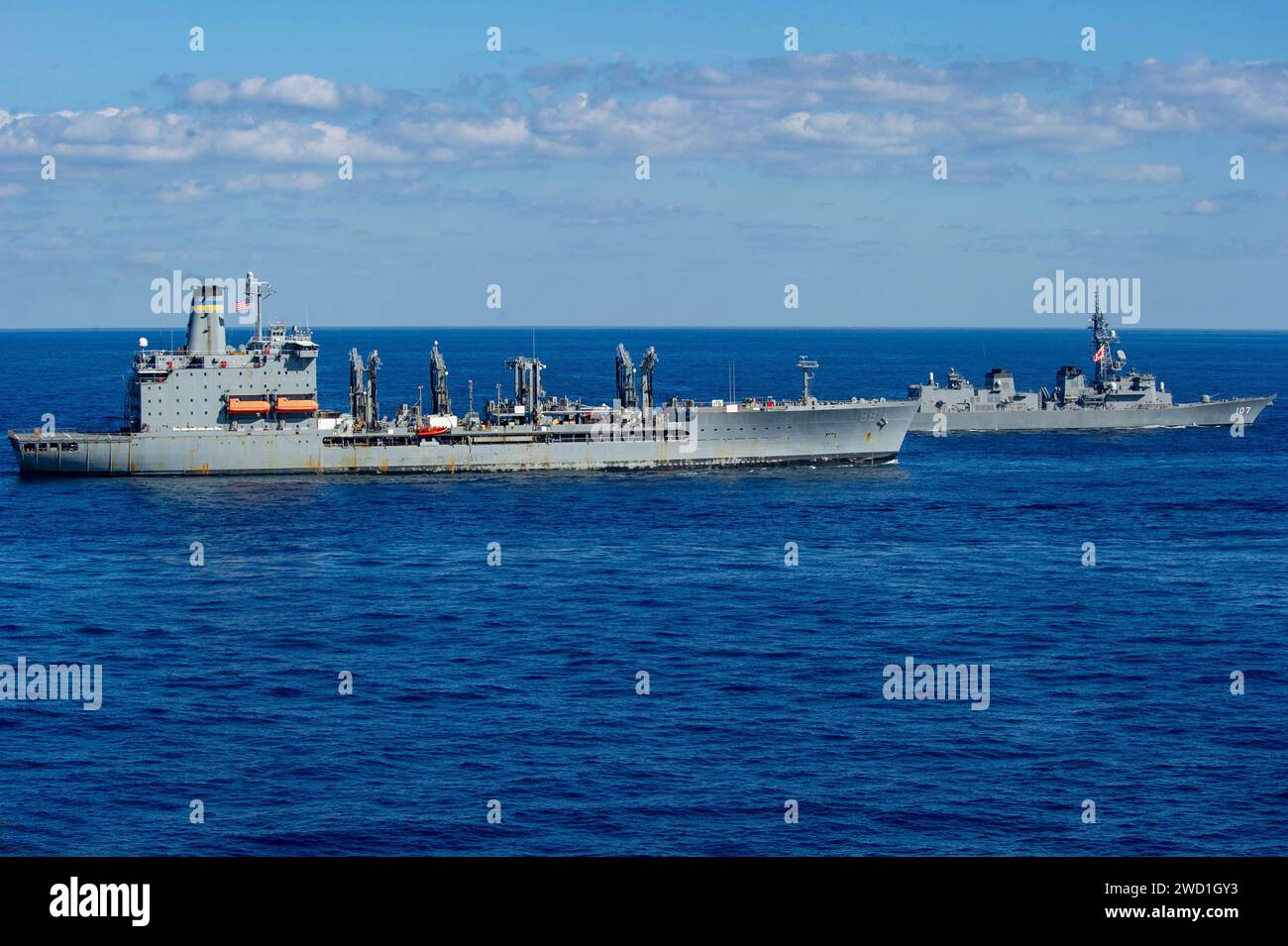 Nachfüllöler USNS Tippecanoe und Japanische Marine Zerstörer JS Ikazuchi. Stockfoto