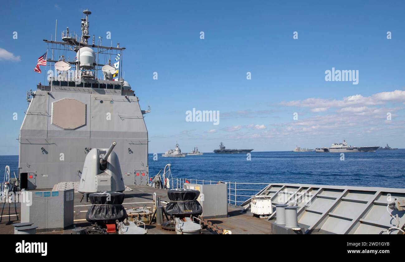 Die USS Shiloh segelt in Formation mit Schiffen der japanischen Seefahrtruppe. Stockfoto
