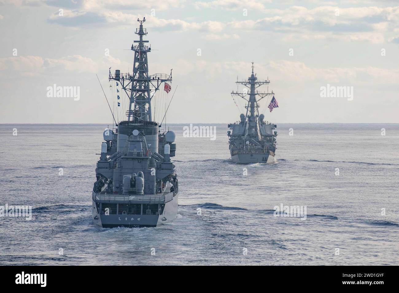 USS Barry segelt in Formation mit dem japanischen Zerstörer JS Shimakaze. Stockfoto