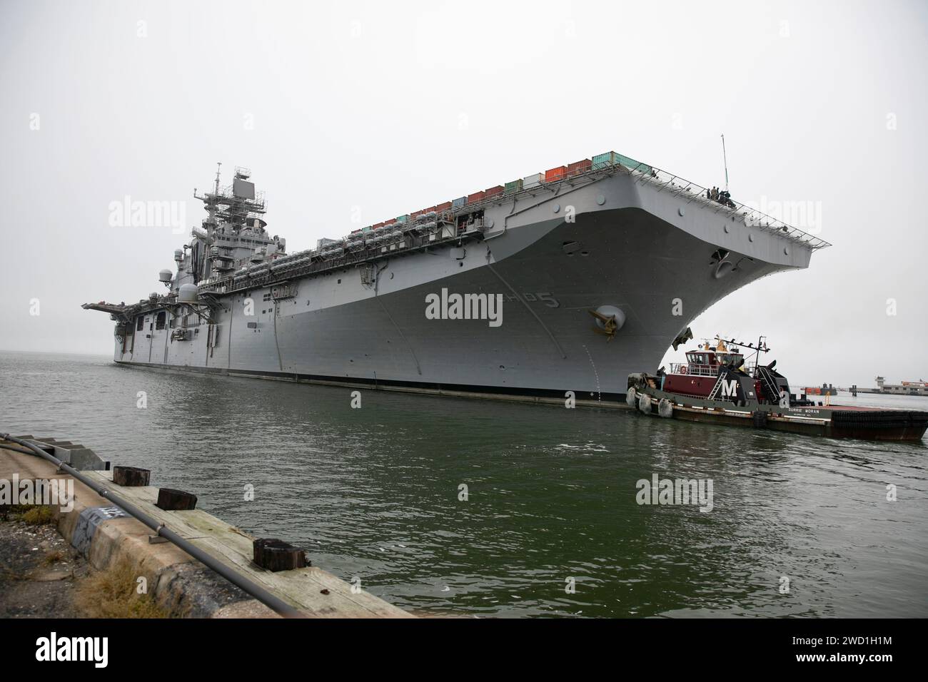 Das amphibische Angriffsschiff USS Bataan verlässt die Marinestation Norfolk, Virginia. Stockfoto