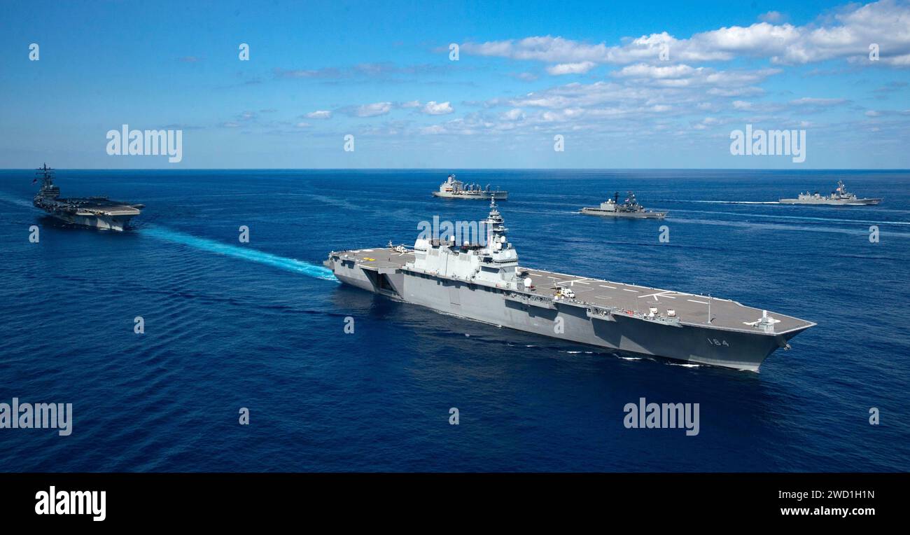 Kriegsschiffe der US Navy und der japanischen Maritime Self-Defense Force durchqueren die Philippinische See. Stockfoto